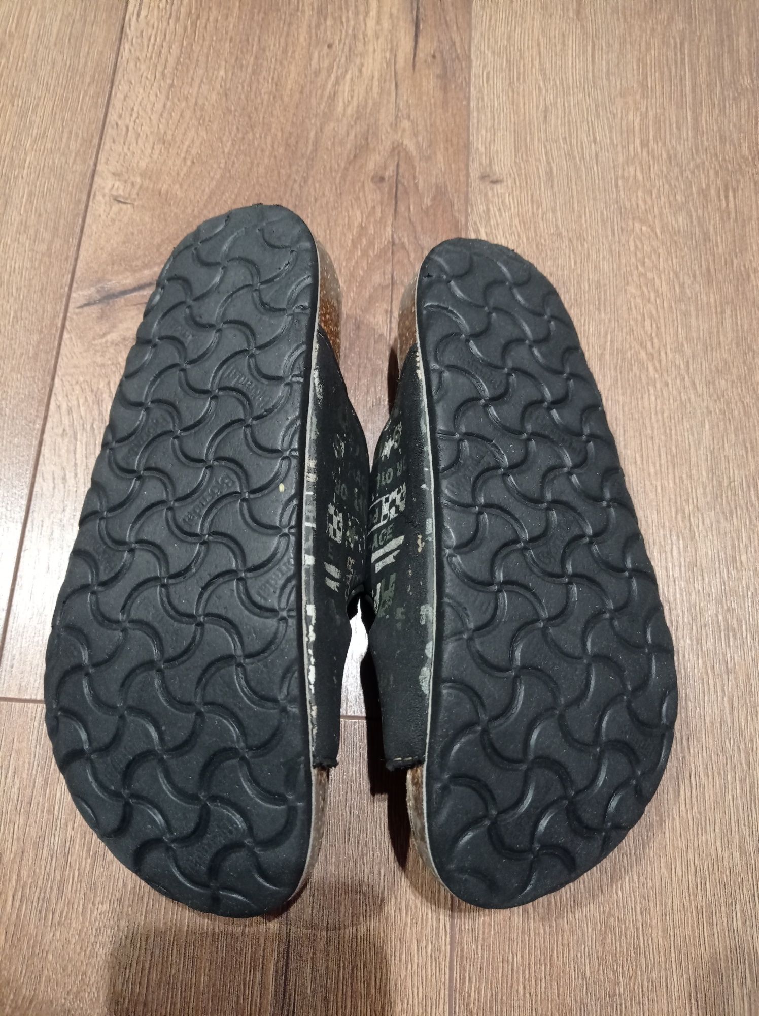 Klapki chłopięce r. 34 sandały Gratis jeansy r. 146