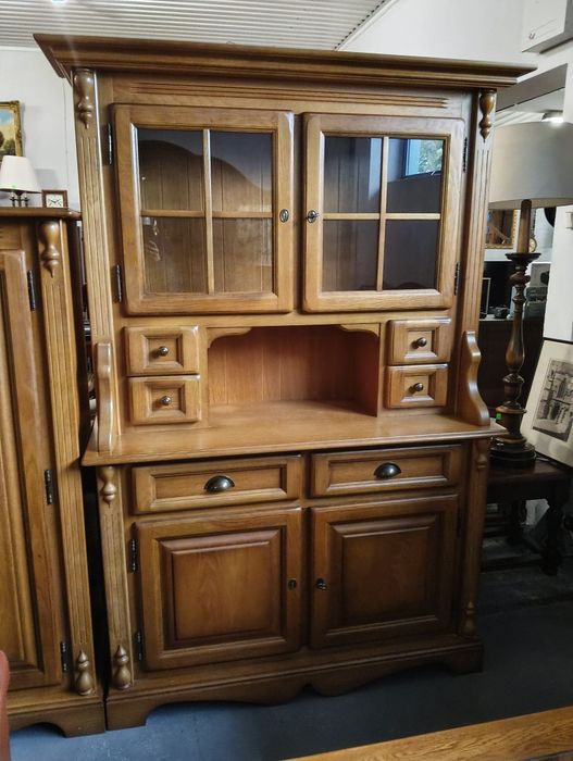 Zestaw mebli drewnianych jadalniany