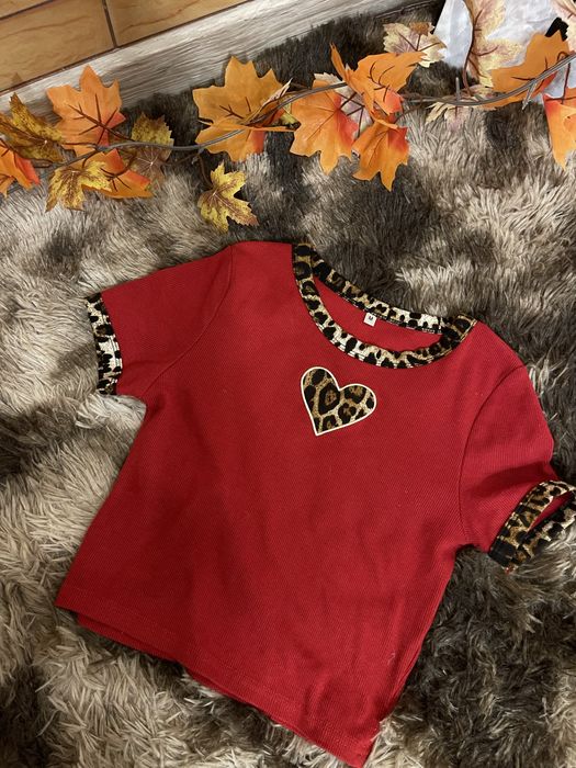 Топ з леопардовими деталями