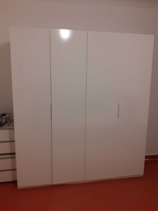 Roupeiro com 4 portas praticamente novo