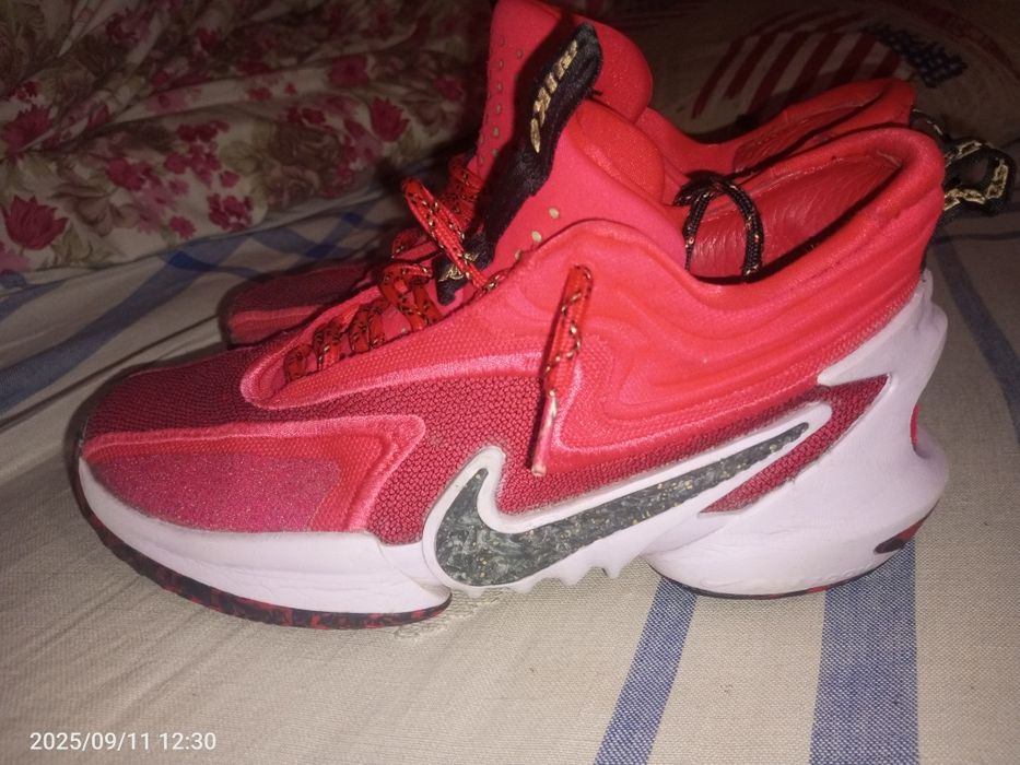 Оригінальні кросівки Nike Cosmic Unity 2 трошки б/у