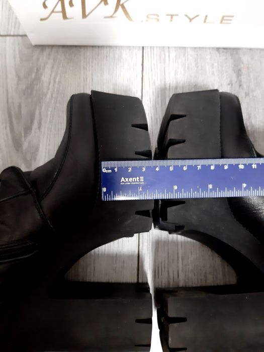 Ботильйони шкіряні на тракторній підошві 37 розмір