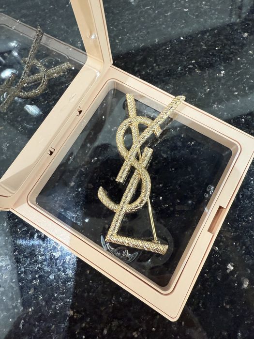 Broszka YSL duża  logowana  w pudelku