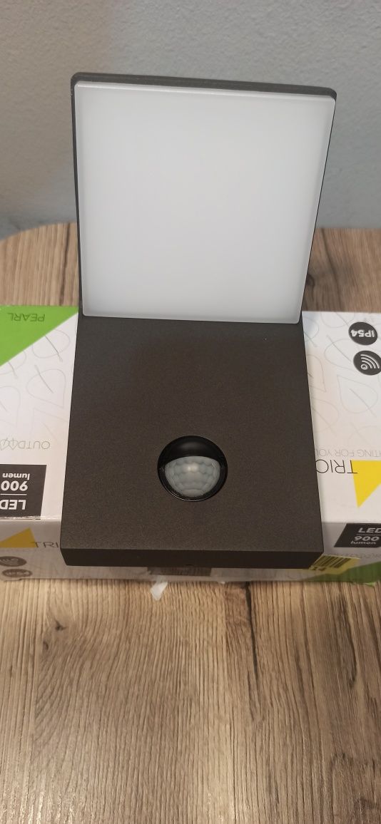 Zewnętrzna lampa ścienna z serii PEARL z czujnikem 
w tym 1x SMD LED,
