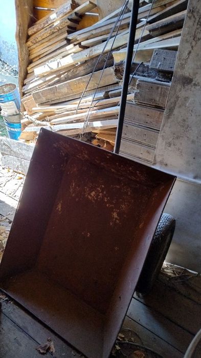 Тачка, возик садовий будівельний