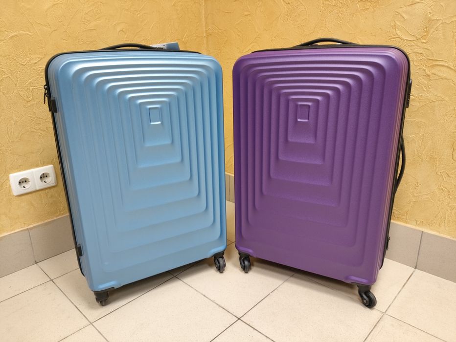 Велика валіза L на колесах об'ємом 89Л, проти ударна