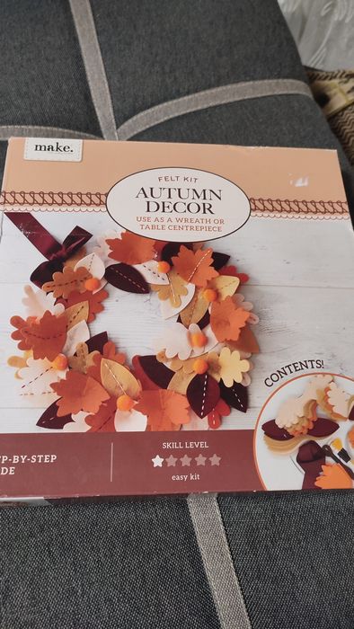 декор у вигляді осіннього вінка