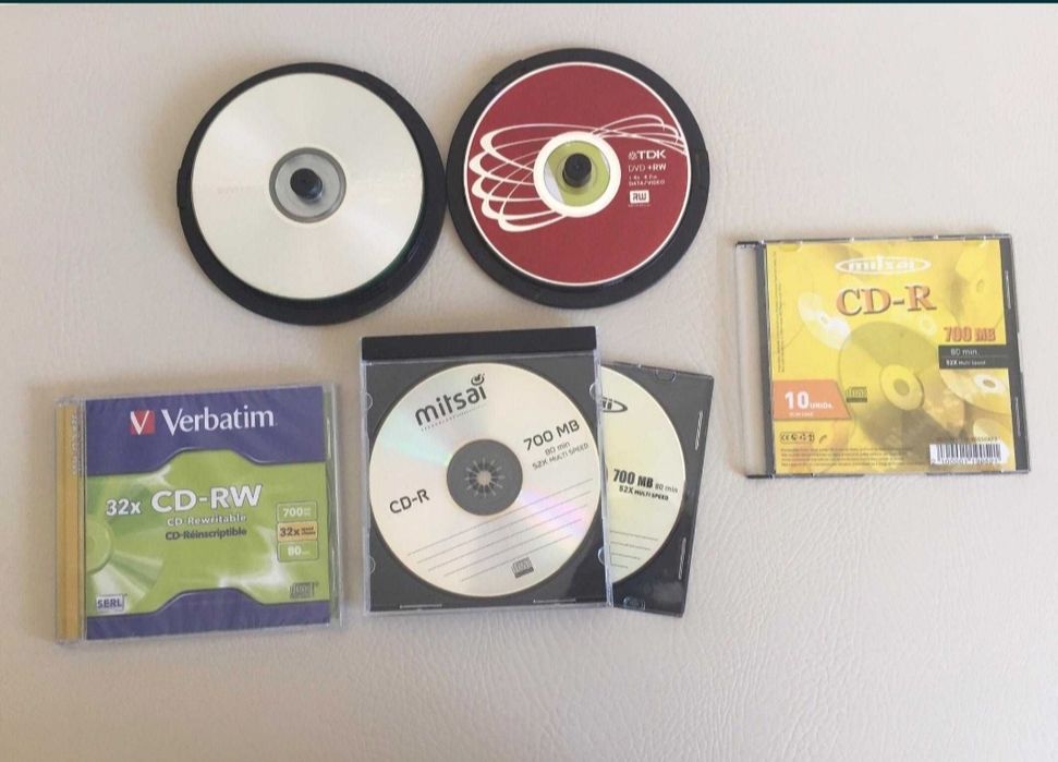 Equipamento Variado de Telecomunicações + 16 CDs e 8 Capas para CD