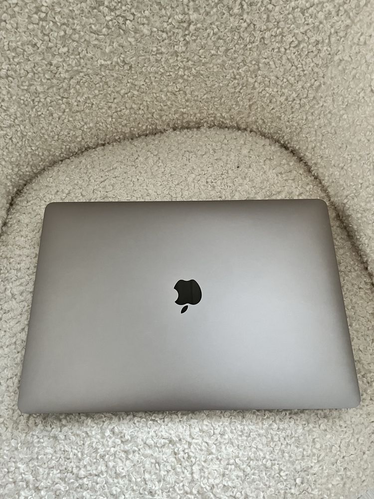Macbook pro 15 2018 touch bar core i7 16/512gb Radeon pro 560x 4gb