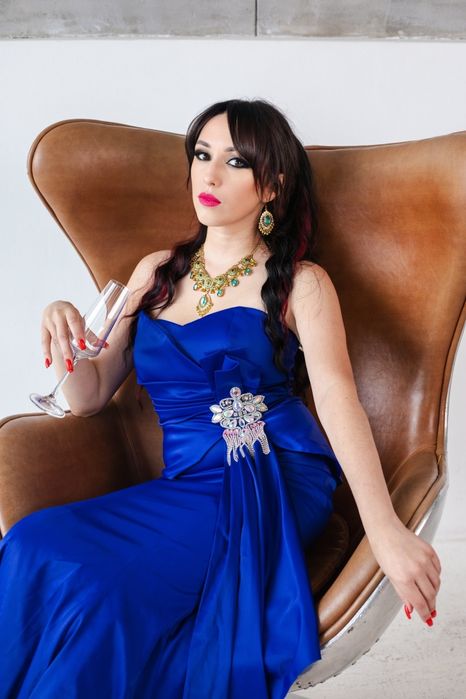 Оренда вечірньої сукні королівського синього кольору ( розмір S)