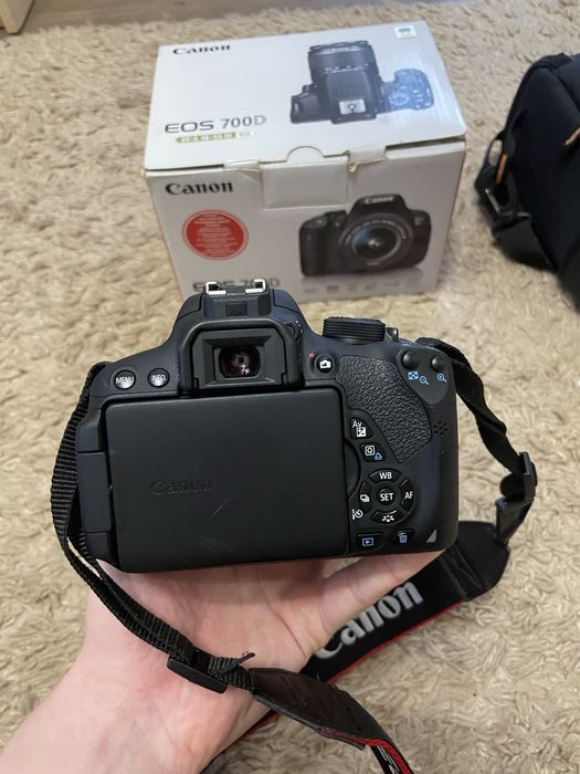Фотоапарат Canon EOS 700D