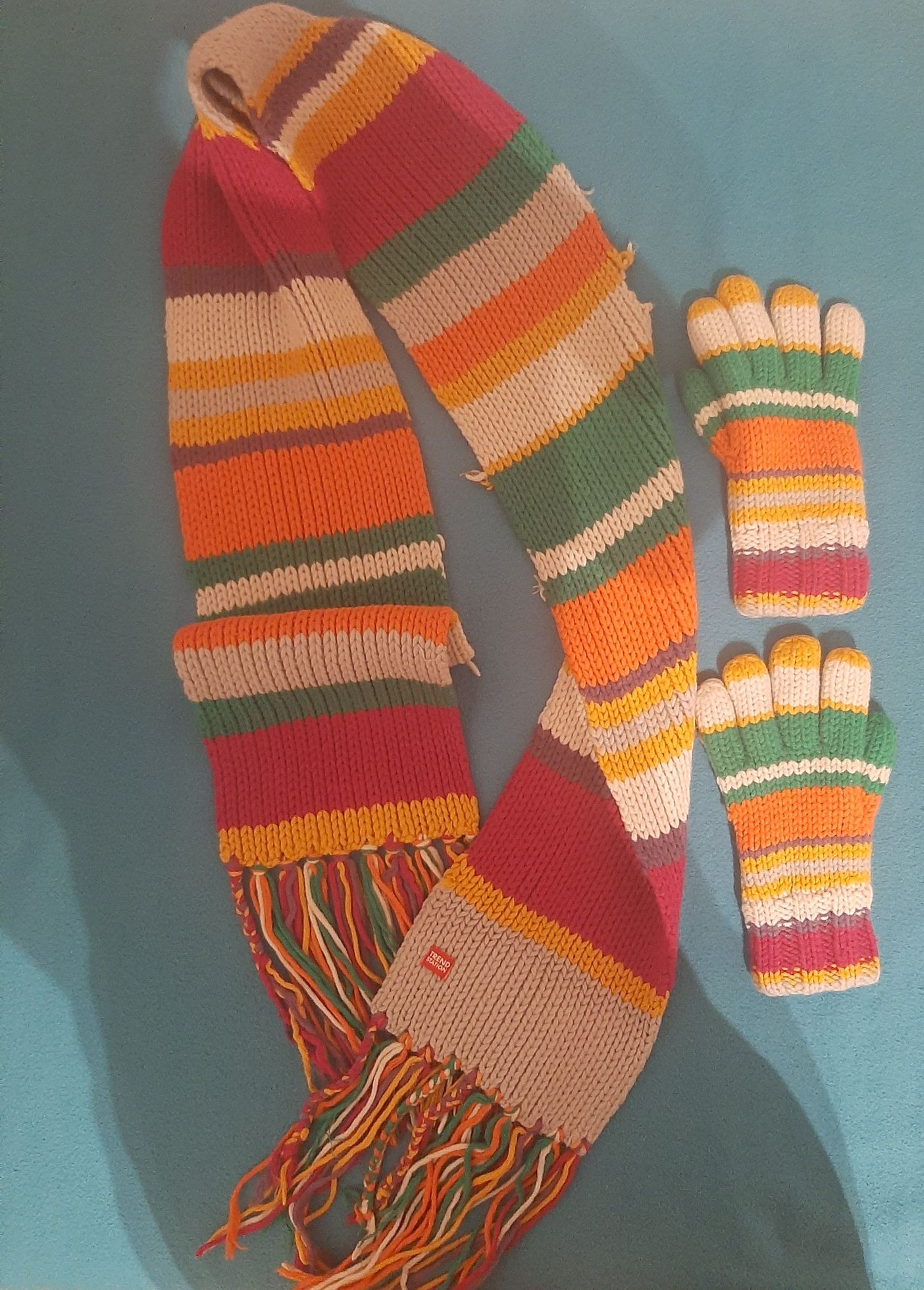 Wełniany kolorowy szalik i rękawiczki