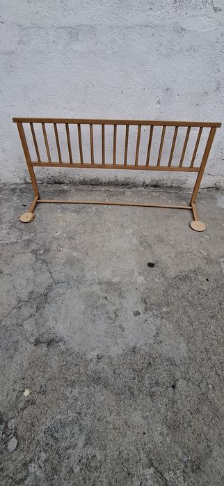 Proteção em madeira para cama de solteiro para crianças