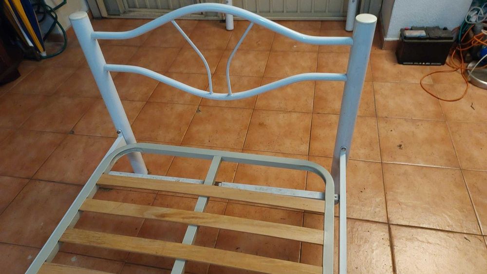 Cama de ferro de solteiro lacada a branco
