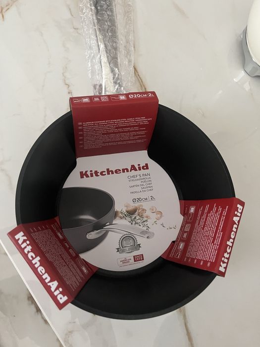 Сотейник з антипригарним покриттям від KitchenAid.