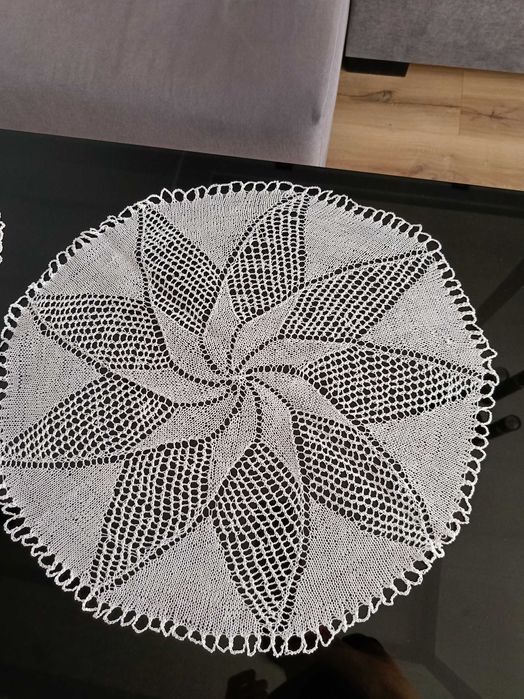 Białe szydełkowe serwetki - prezent pod choinkę