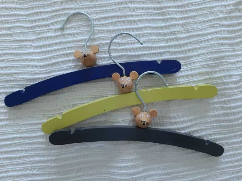 3 cabides de bebé, em madeira, da Zara Home