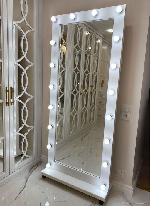 Гримерное зеркало с лампами. На колесах, настенное для макияжа