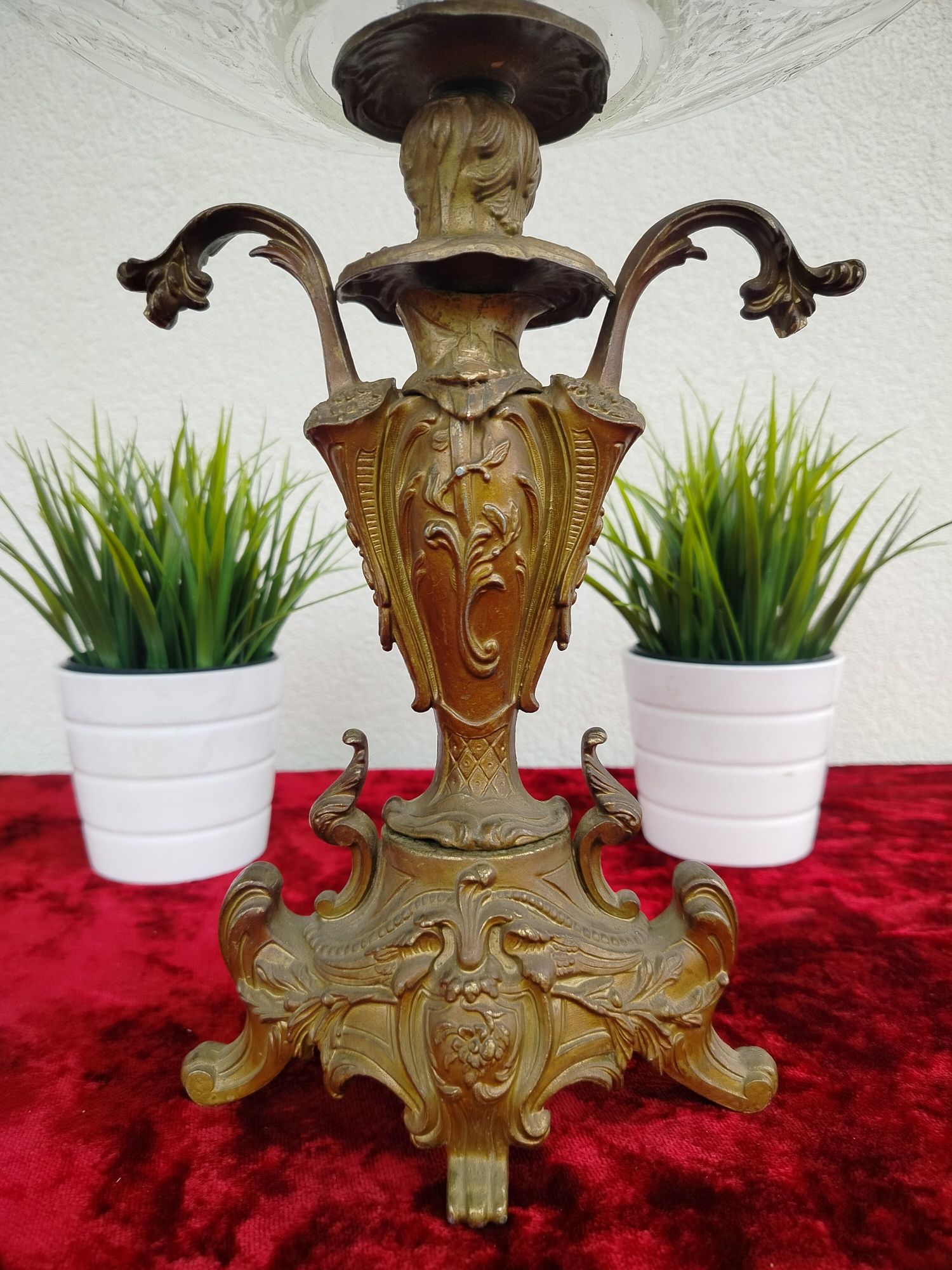 Stylowa, pałacowa patera z cynkalu – elegancja dawnych rezydencji