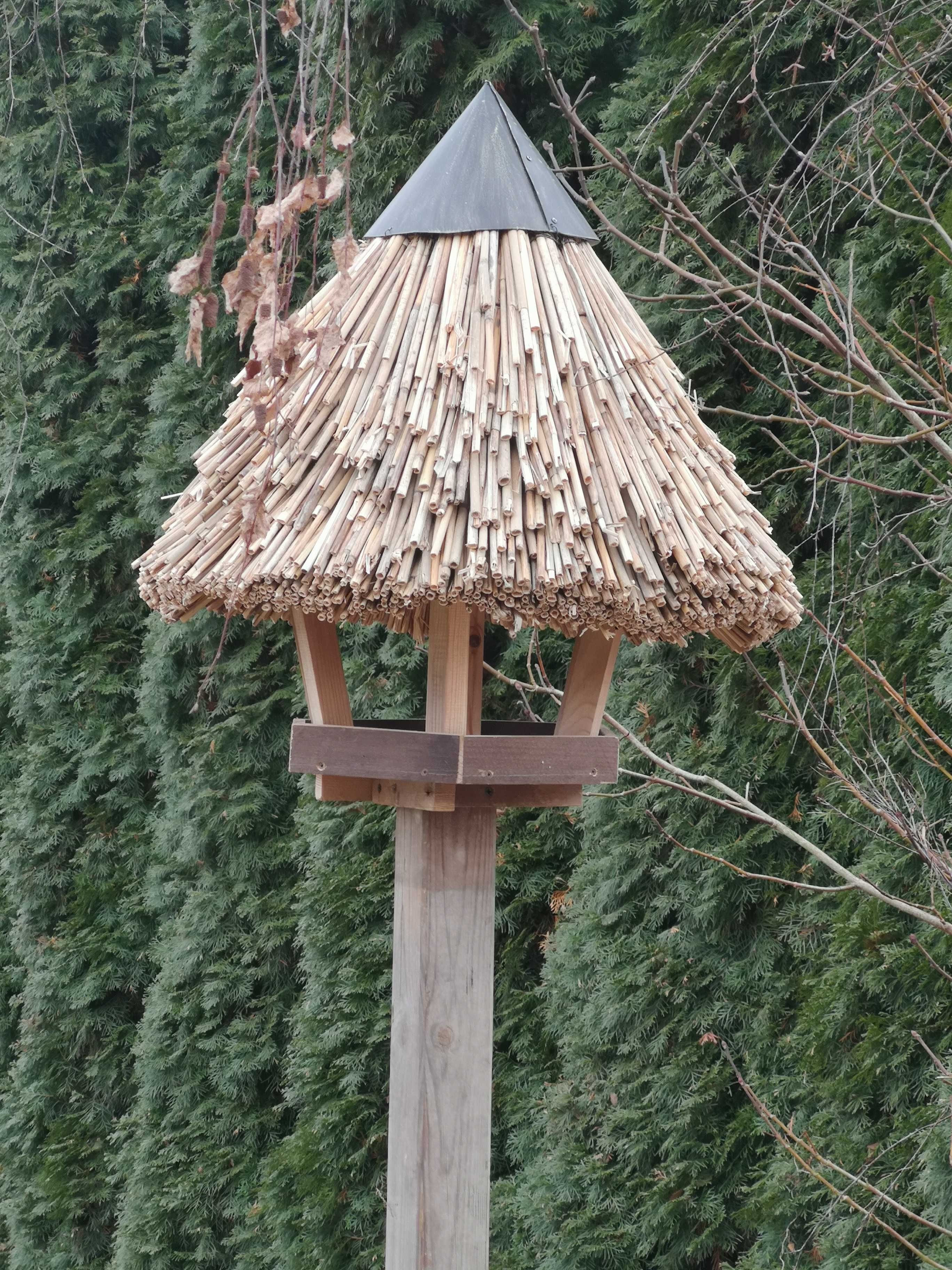 Karmnik kryty strzechą