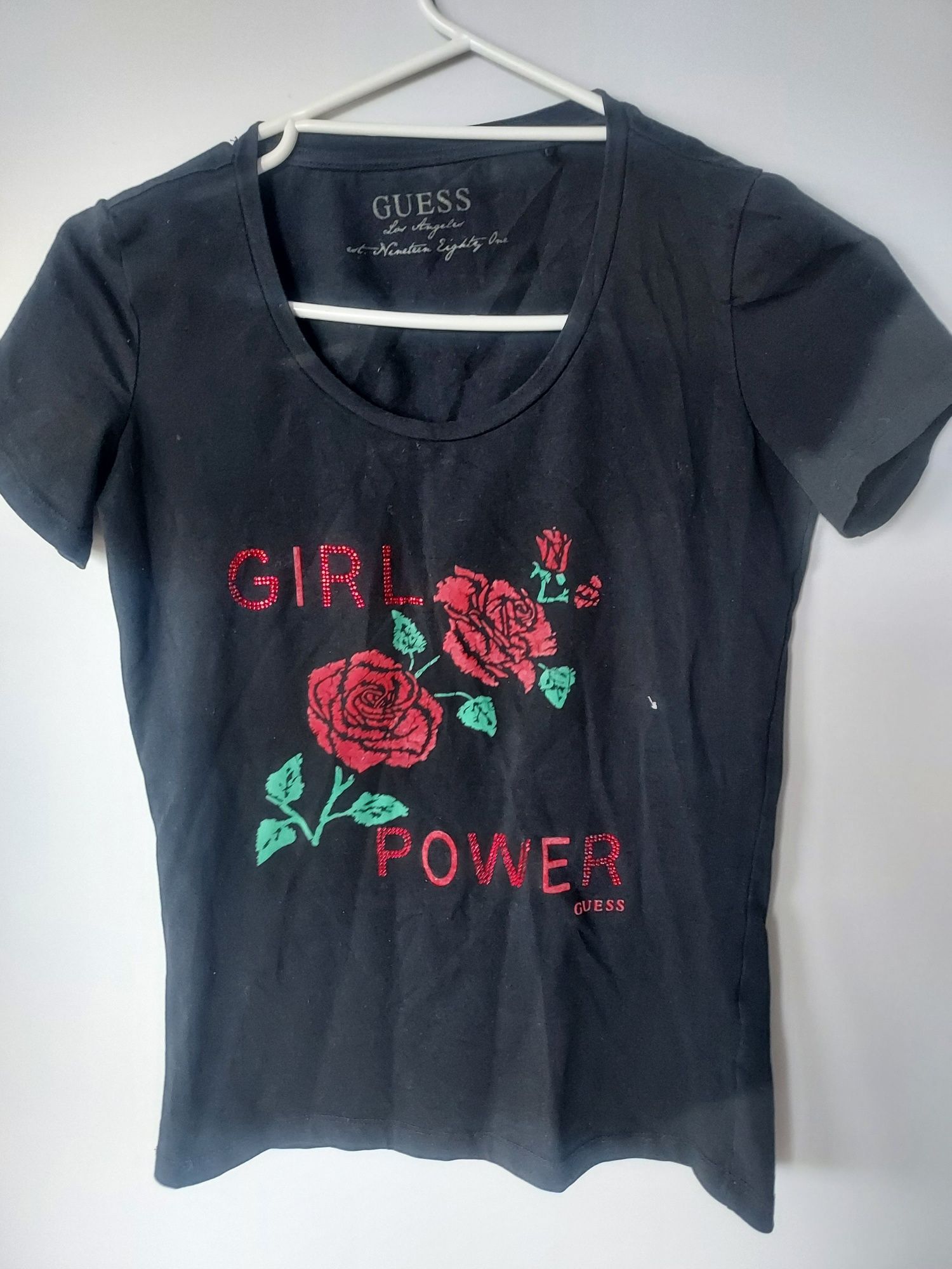 Czarny tshirt w róże xs Guess