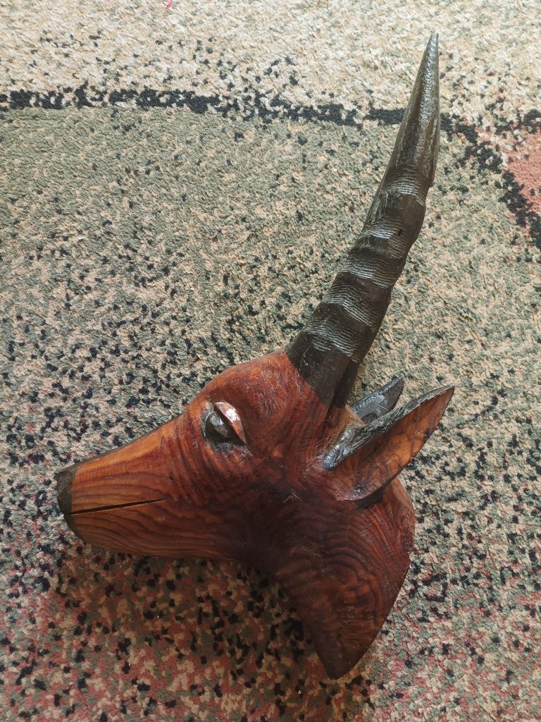 Cabeça de animal em madeira