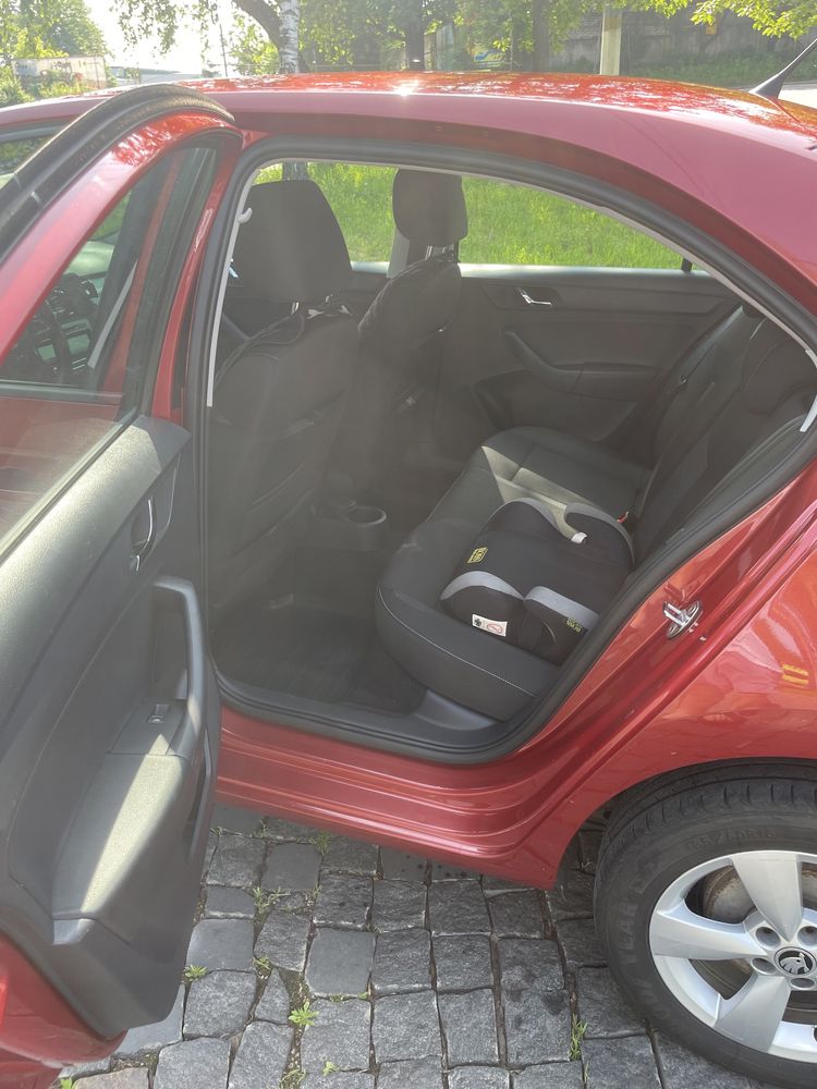 Автомобіль шкода рапід
