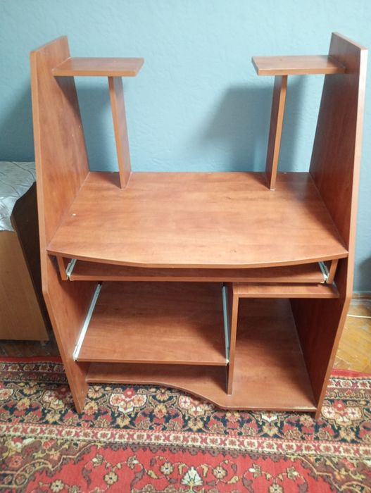 Комп'ютерний стіл