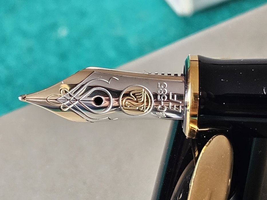 Caneta Pelikan M400 preta Aparo Ouro 14kt  EF em muito bom estado caix
