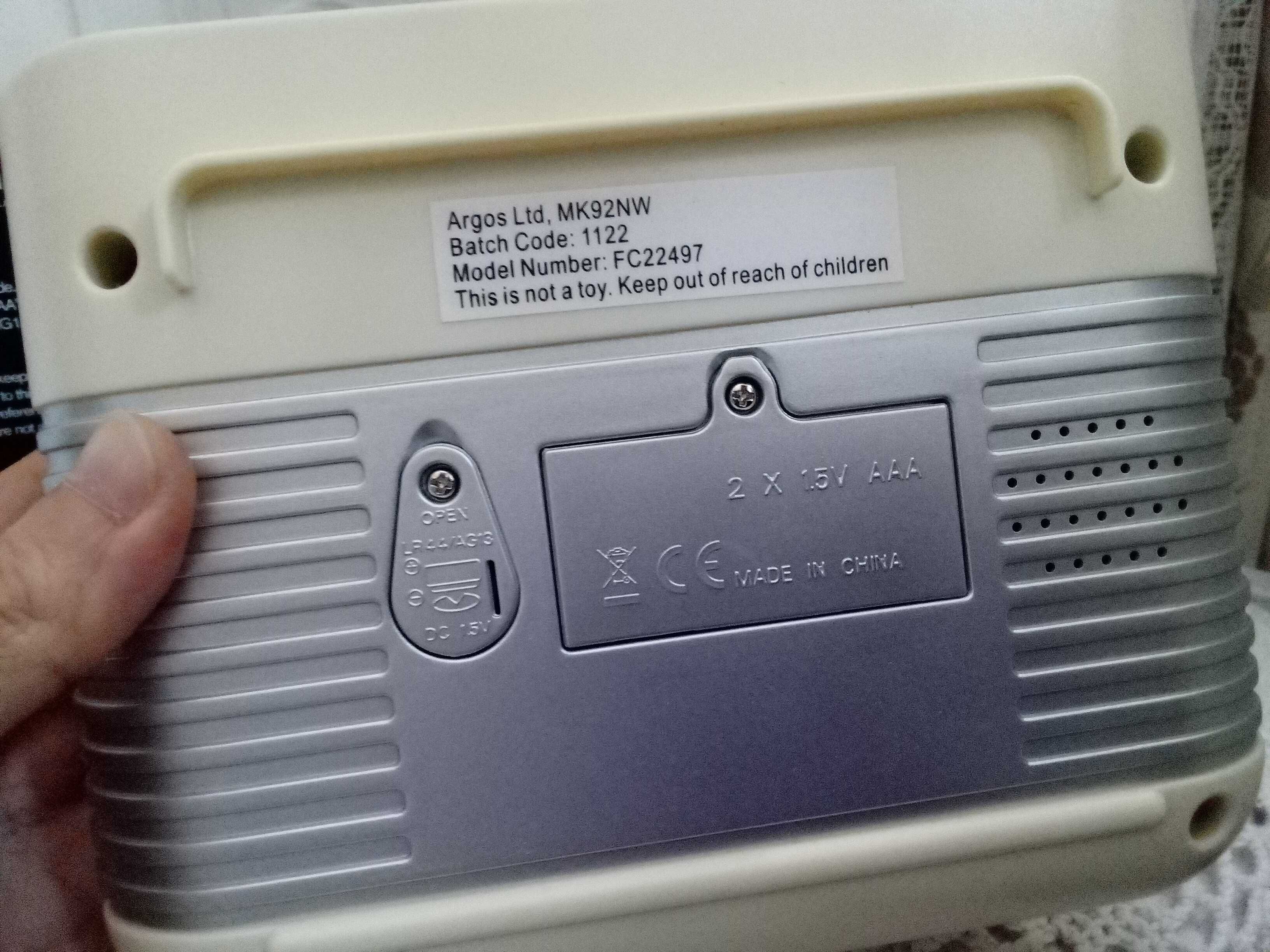 Vintage retro zegar z budzikiem elektroniczny stojący do pokoju