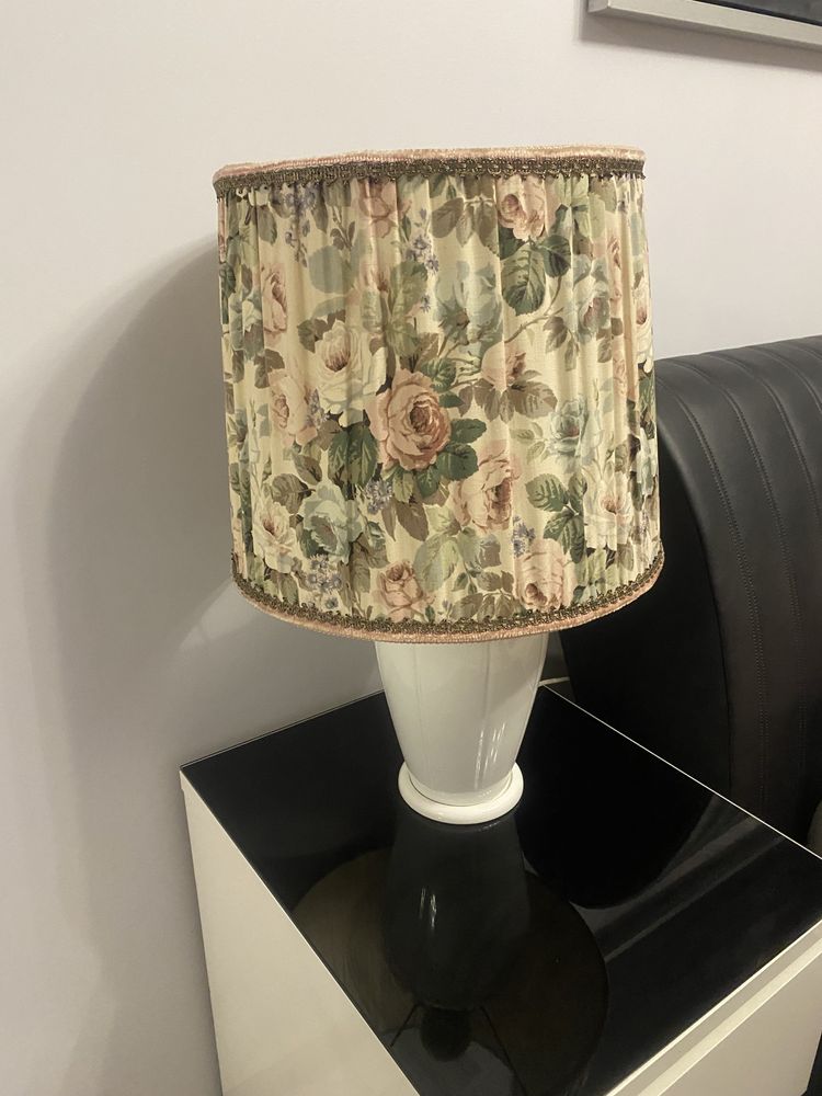 Biala lampka nocna z kwiatowym abażurem