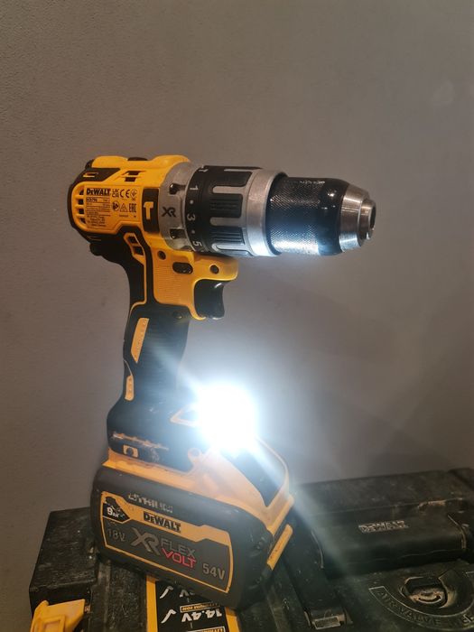 Продам безщітковий акумуляторний  шуруповерт DeWalt DCD796