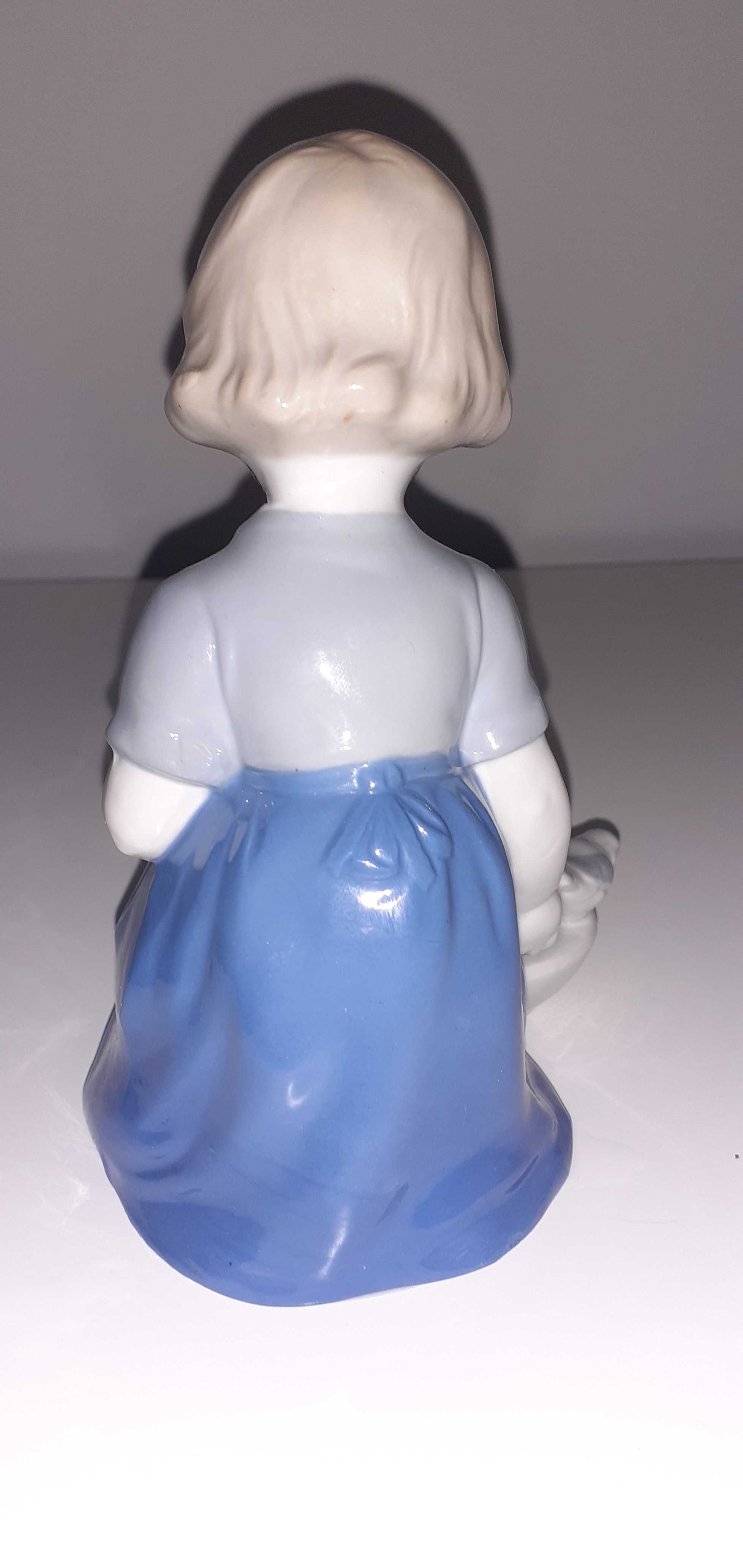 Figurka porcelanowa sygnowana