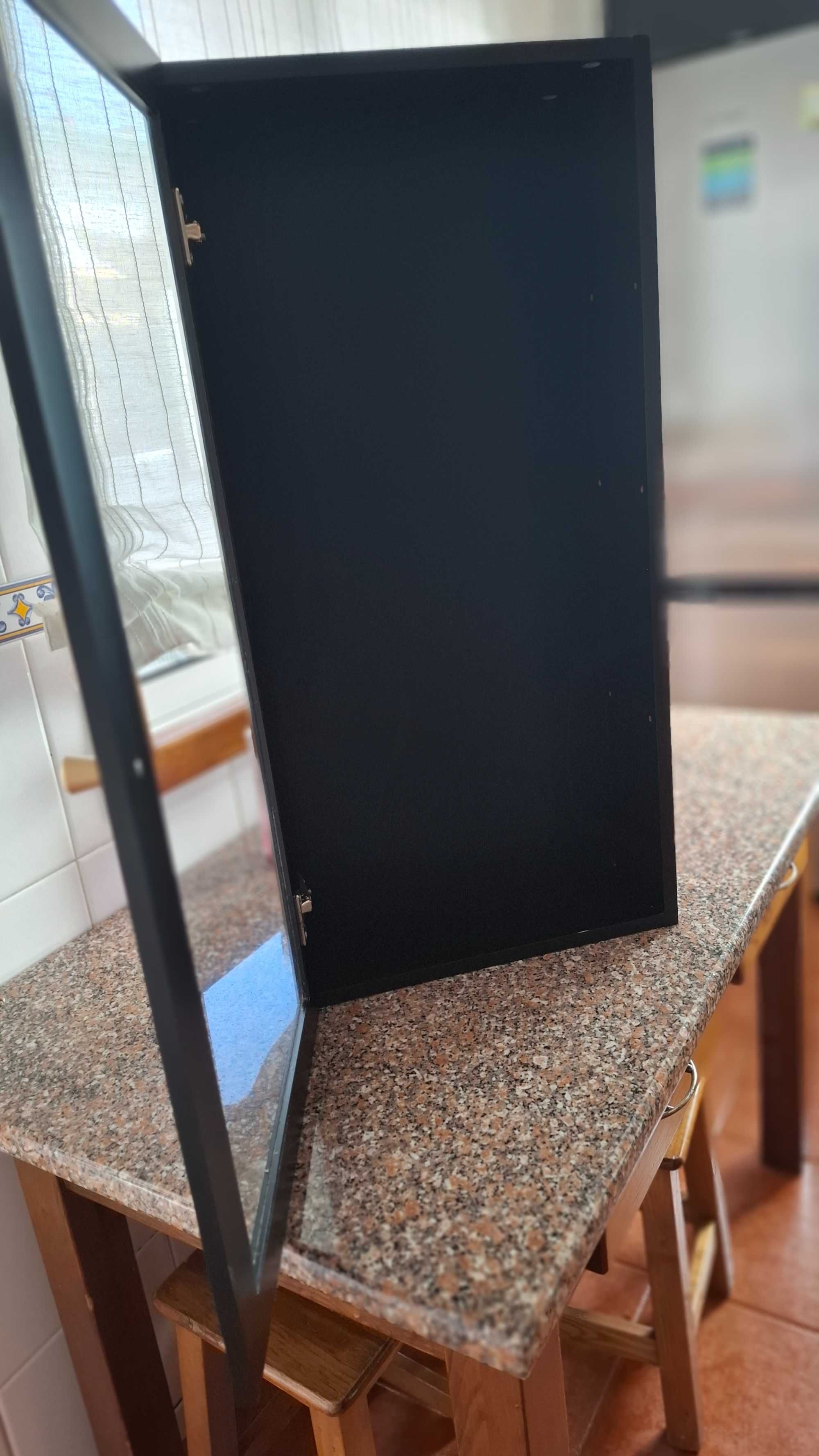Vendo Móvel com 3 parteleiras em bom estado