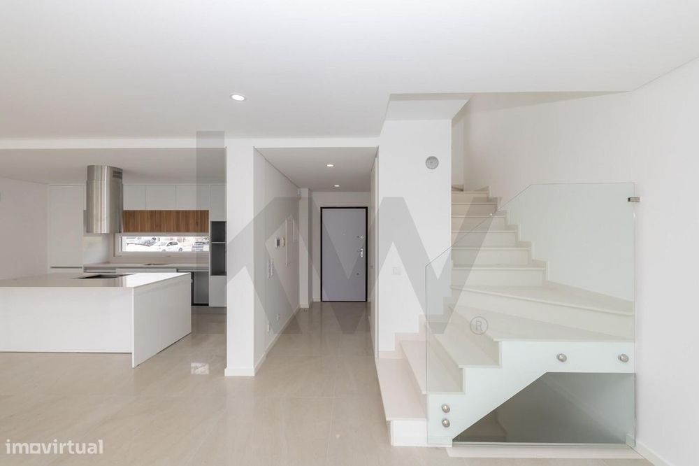 Moradia T3 +1 Moderna com Piscina e Jardim – Charneca da Caparica