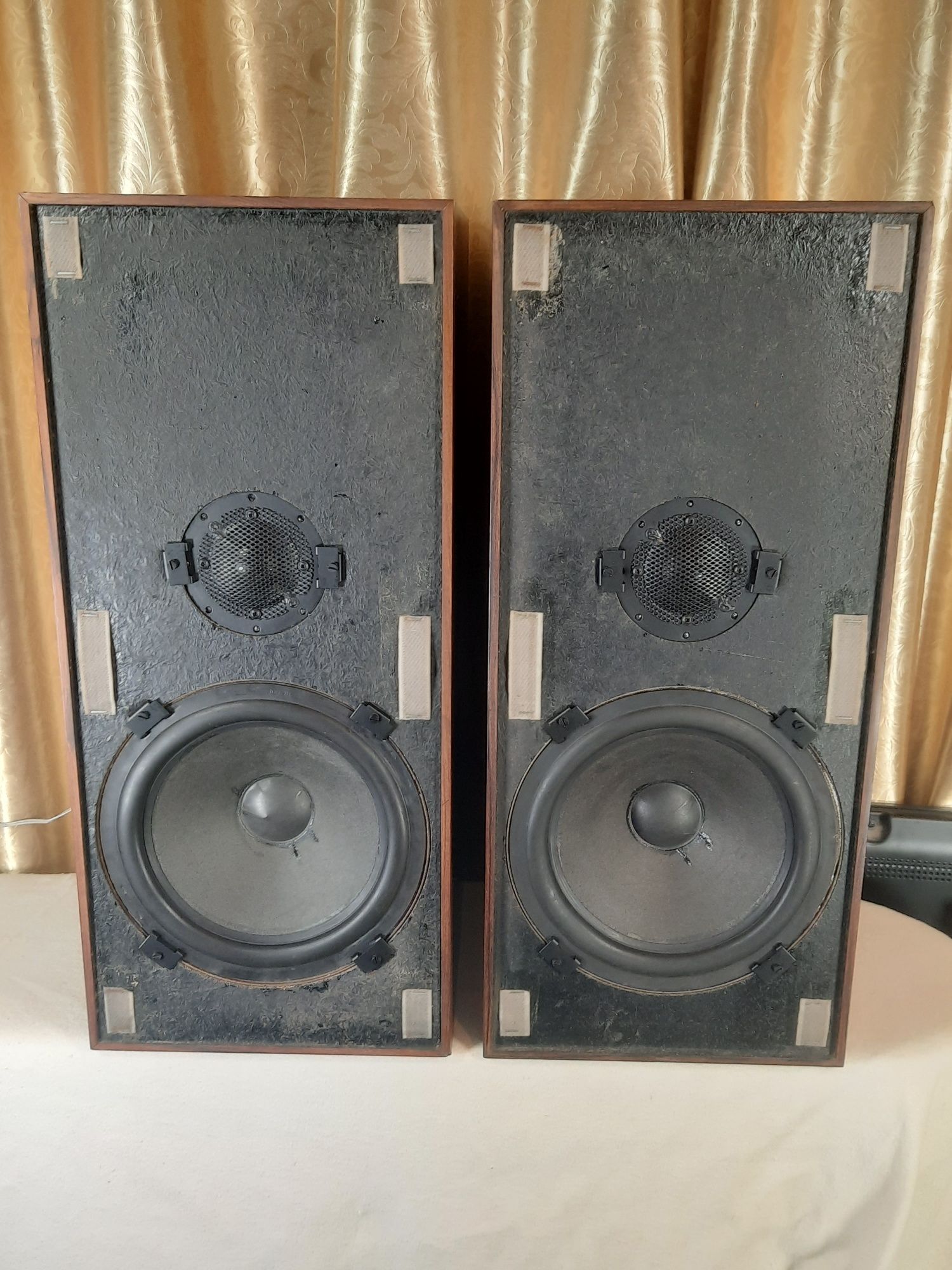 Акустика Bang&Olufsen Beovox 3000.