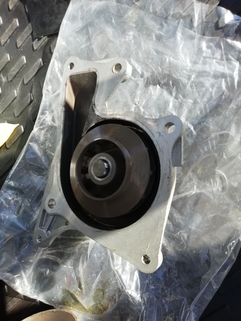 Водяний насос , помпа рено меган 3, двигун 1.5 dci 81 kw