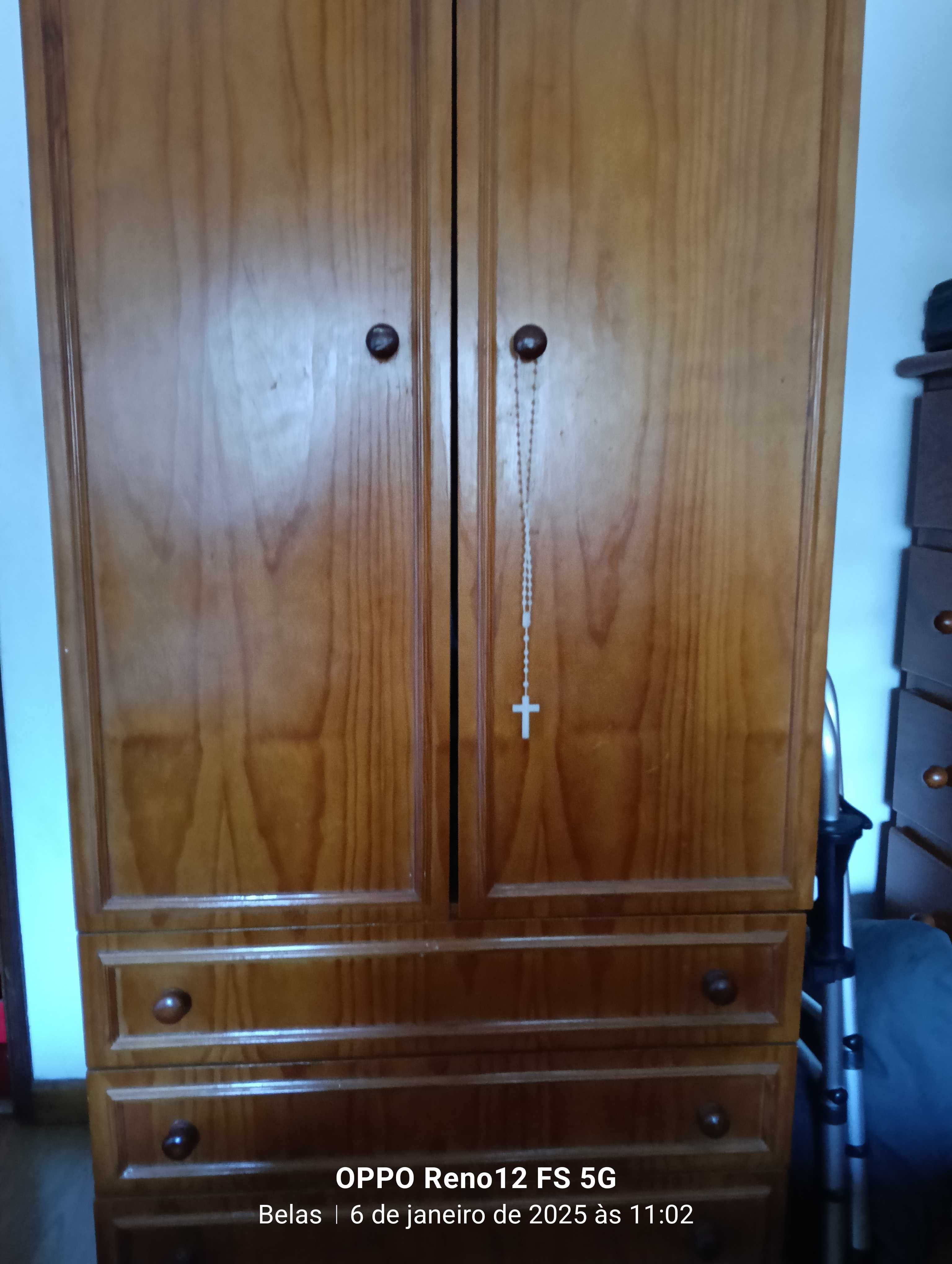 Cama e guarda roupa