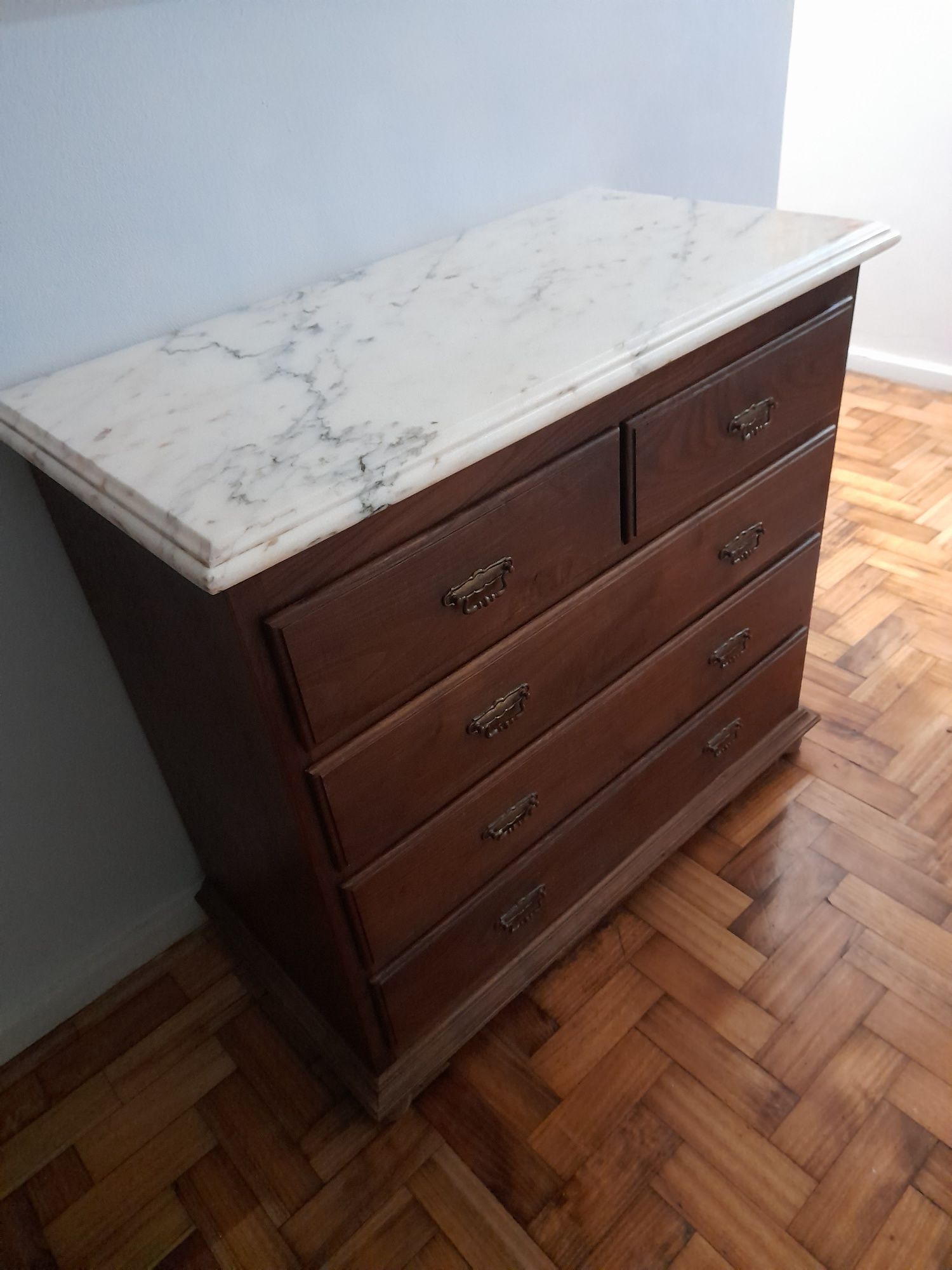 Cómoda castanho com pedra mármore.