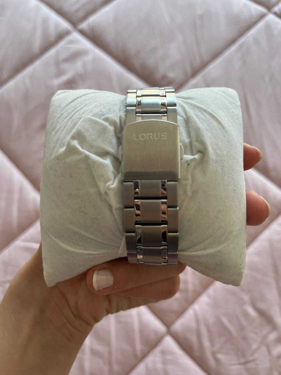 Relógio Lorus com pulseira prateada
