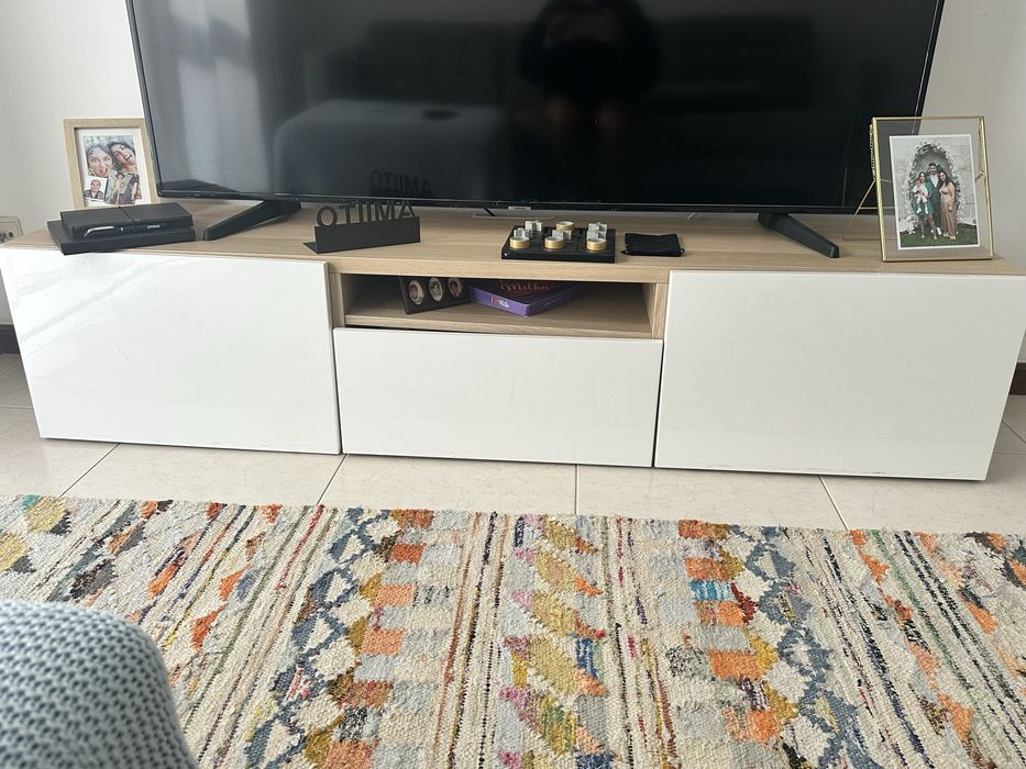 Movel TV branco e carvalho IKEA para sala