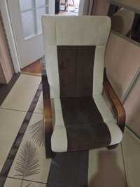 Fotel z podstawą drewnianą