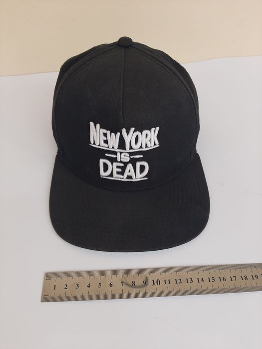 Кепка снепбек с прямым козырьком New York is Dead