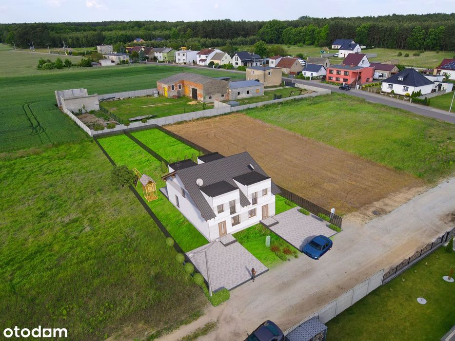 Nowy dom pod miastem w zielonej okolicy.