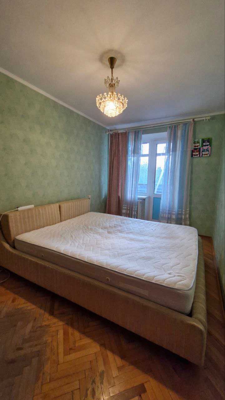 Продаж 2к біля метро 5 хв. Теремки вул.Глушкова 32. Вільна.