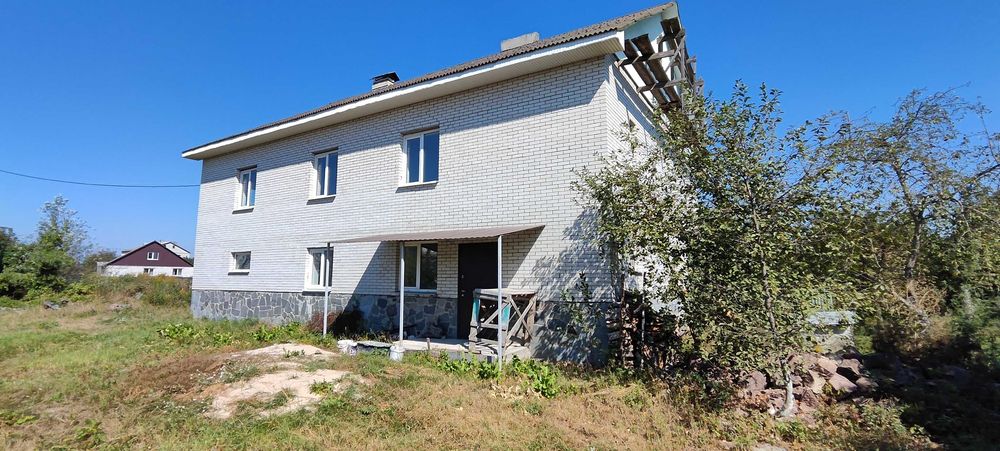 Продам нову половину будинку.Три роздільні кімнати.Два санвузли.Гараж