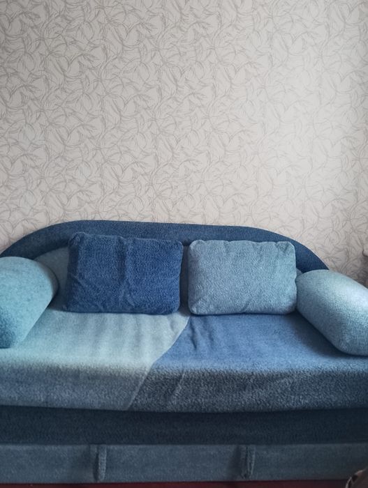 Продам диван синьо-голубого кольору