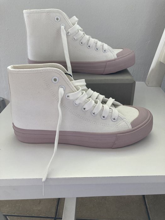 Nowe białe trampki z fioletową podeszwą
