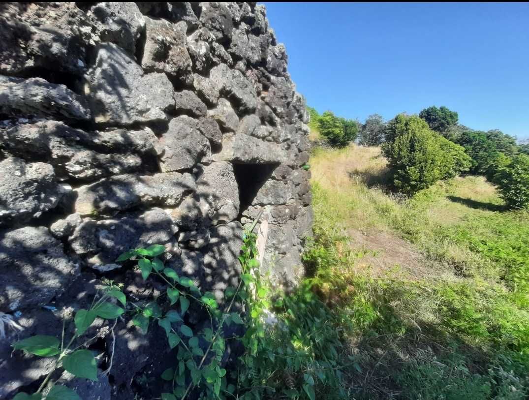 Ruinas com terreno
