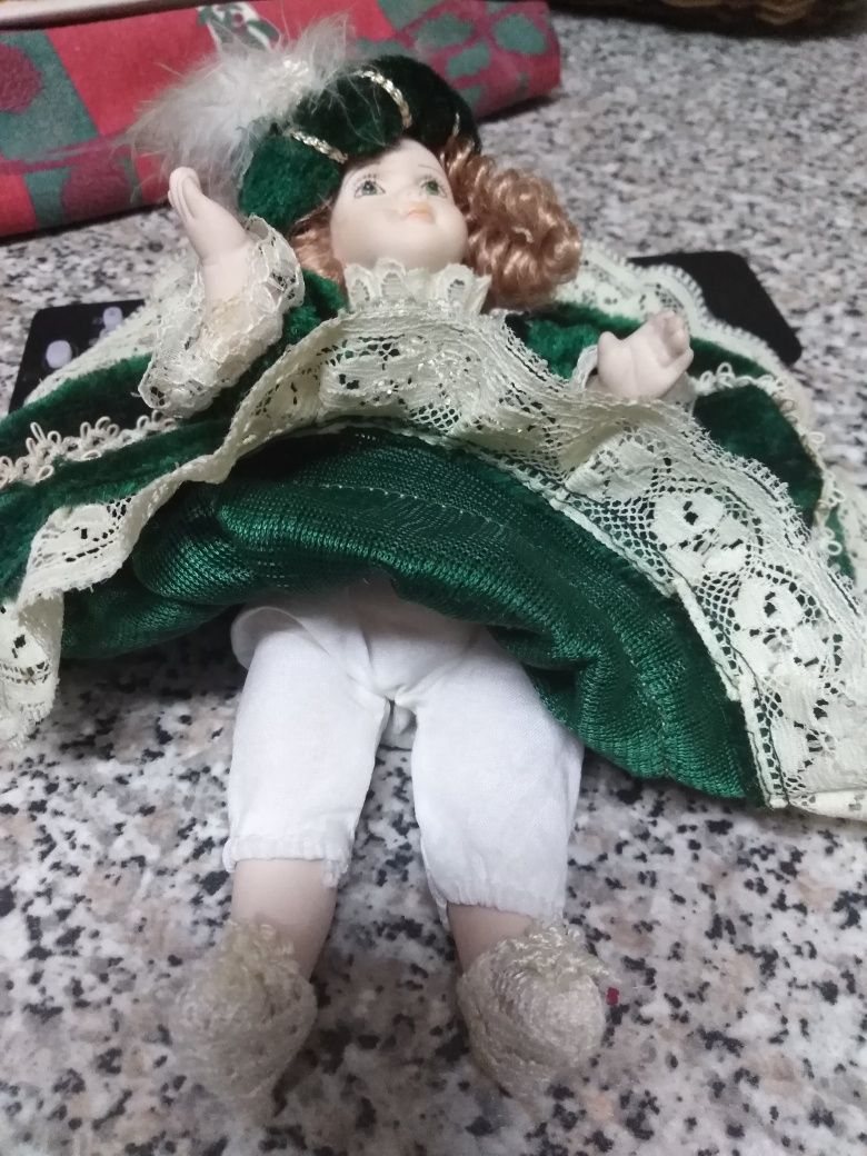 Boneca de porcelana antiga